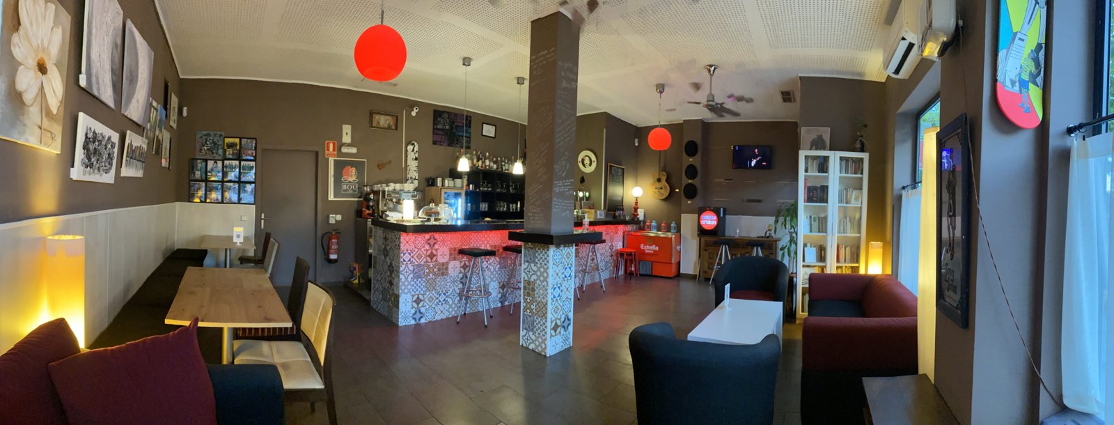 Interior de Coolture Café, con mesas, barra y luz natural